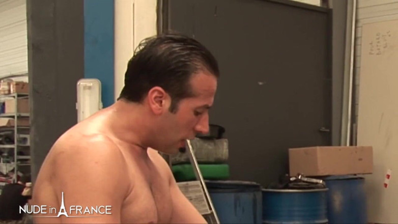 Nude in France: Une beurette intelligente à petits seins paie des factures avec son...