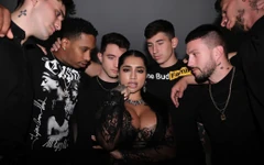 Penembusan tiga kali pertama Yasmina Khan untuk hari jadinya. Creampie dan pancutan mani.