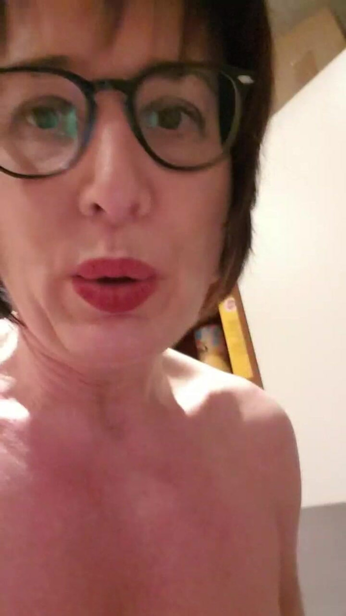 JulieEroticDress: Обнаженный бег в офисе со перерывом на сквирт