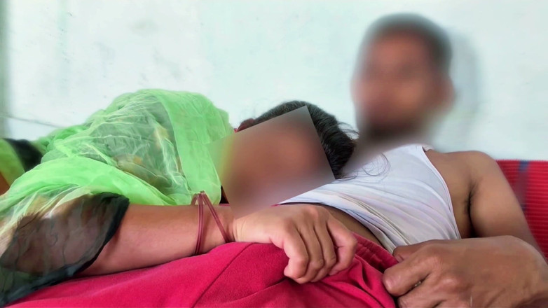 Fuckkkker: Bhabhi rust op haar Devar's borst, maar het poesje van...