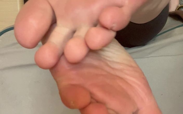 Feet: Показываю ступни