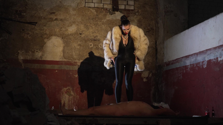 Miss Alessa Milano: Fetiș de toaletă de Halloween