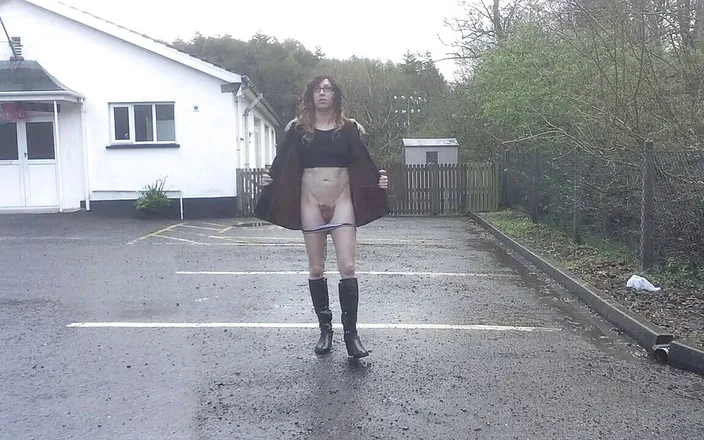The Midnight Minx: Stripping in the rain x