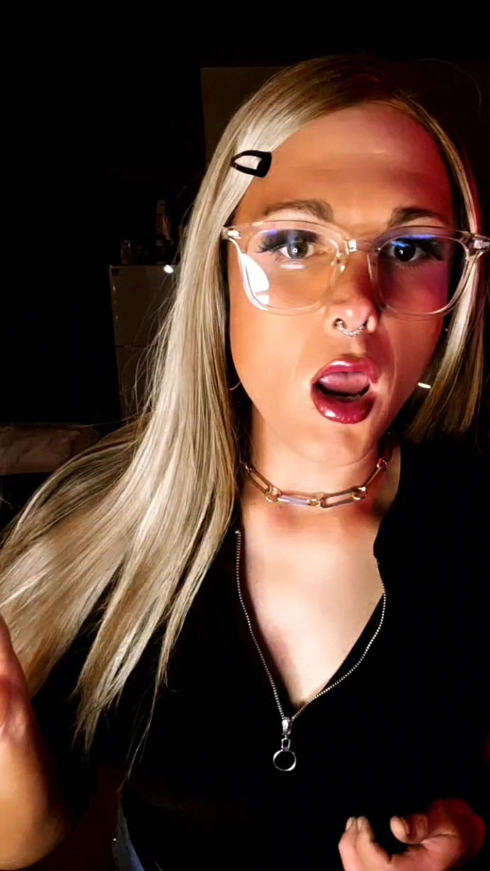 Darkfetish2k: Dålig tjej kylie påkommen med att röka