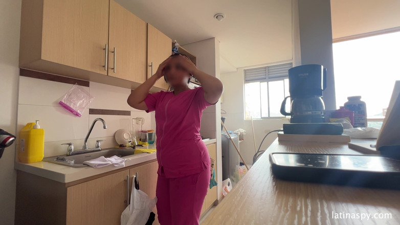 Latinaspy: Pembantu rumah dengan pantat besar membersihkan apt kemudian menyentak bosnya...