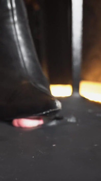 Leren laars overheersing: stilettovertrappeling en nylonfetisj