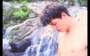 Latino Boys Studio: Twinks brasileños calientes follan por la caída del agua