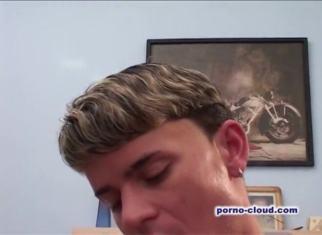 Porno Cloud: Dövmeli sürtük anal üçlü seks seviyor