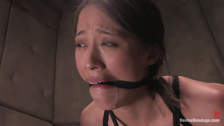 Device Bondage by Kink: ダコダ・ブルックスとイヴ・レイの女の子たち