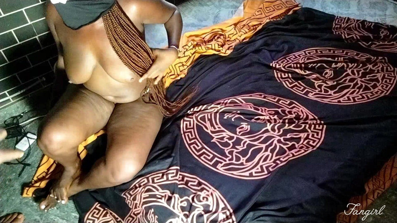 Fan girl: Eboni berpantat besar dikongkek dubur buat kali pertama