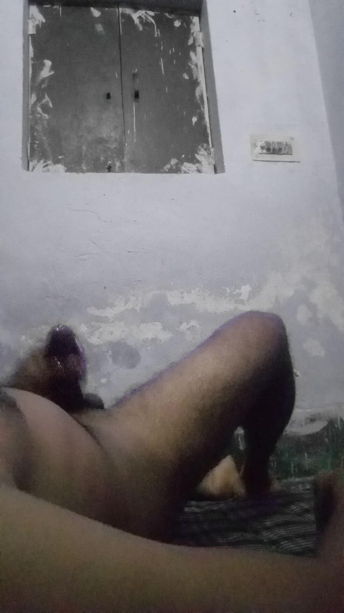 Raaz26d: Indisk pojke masserar med olja och onanerar sin stora kuk...