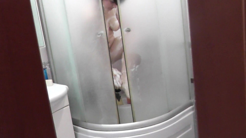 XXX-Platinum: Bela madrasta nua toma banho Adulto enteado olha e dá...