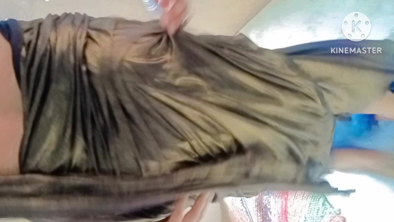 Ankurpriya000: Indian Bhabhi Take Bath in Saree When Devar Caught Bhabhi...