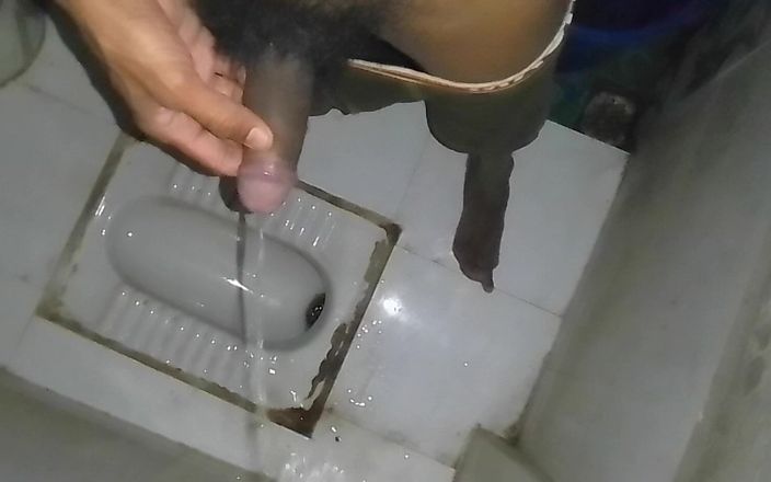 Chet: Pria India kontol besar kulit hitam kencing di kamar mandi