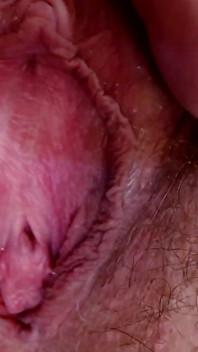 Memek berbulu sempit cewek mungil ini dicrot di dalam - close up
