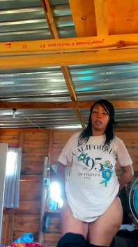 Mama vitregă fiul vitreg joacă roluri, instrucțiuni de masturbare, numărătoare inversă pentru a ejacula pe curul meu mare și negru moale.