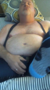 Oso se masturba en un singlet