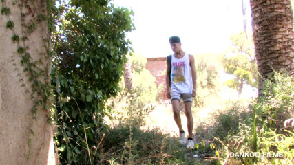 Dankoo Films: Trio con giovani ragazzi vicino al Paradise Beach.