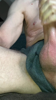 Více hraní s tím sexy precum vytékajícím ptákem