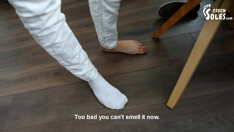 Czech Soles - foot fetish content: Menina louca mostrando suas meias fedorentas e usadas