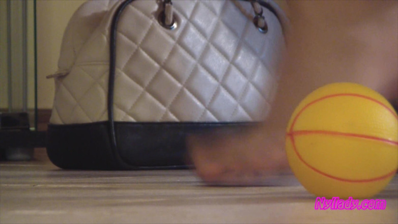 Nyllady: Nyllady stringe le palle di gomma massaggiando i suoi piedi...