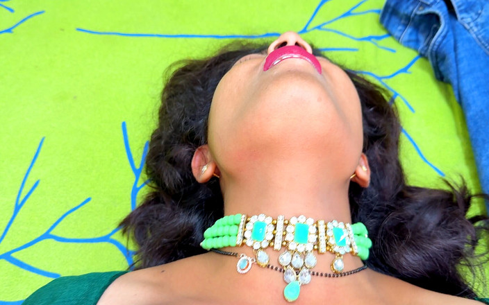 Sexy Komal: Komal正在化妆的姐夫在门口默默地看着