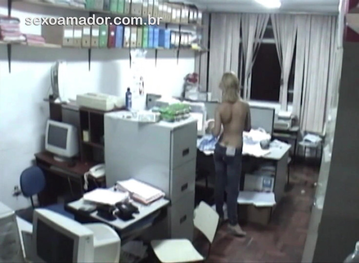Amateurs videos: Napalona pracownicy uprawiają seks w biurze po godzinach