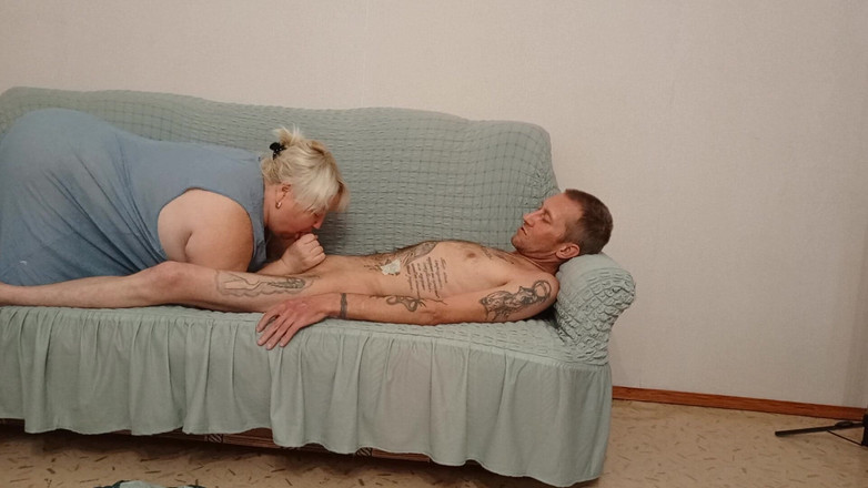 Zona901: Esposa mira como vecino da mamada profunda y traga semen