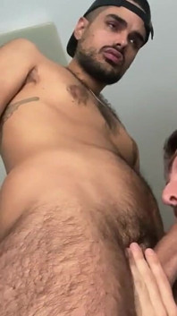 Succhiare un grosso cazzo, un ragazzo latino sexy