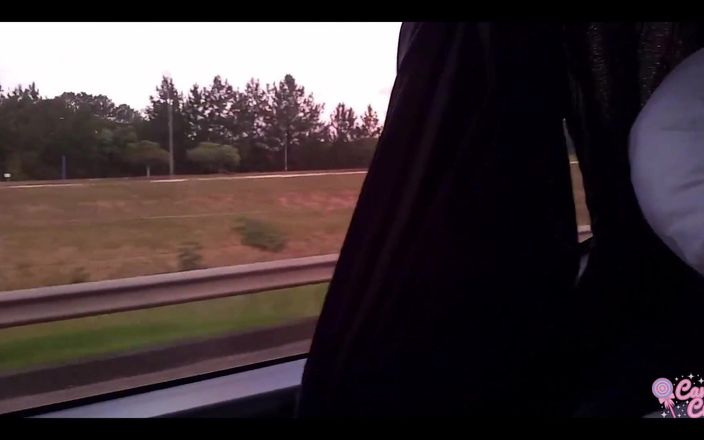 Candy Kush: Freches, nacktes mädchen masturbiert im reisebus