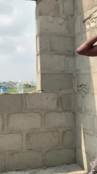 Conheci-o em um prédio incompletível, em seguida, fixou-o na parede enquanto ele lutava por sua vida