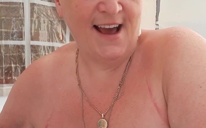 UK Joolz: Xuất tinh cùng tôi trong bồn tắm nước nóng