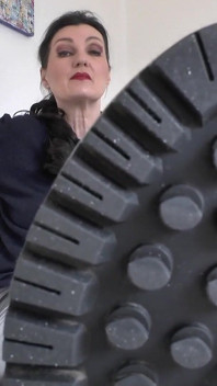 Lízej podešve mé boty svým jazykem! Lady Victoria Valente