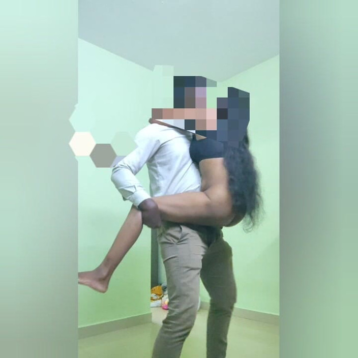 Tamilnaduu: Echte verkoopman neukt mijn vrouw hard