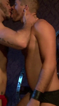 Nadržená sportovní gay striptérka v jockstraps je ráda ošukaná do zadních vrátek