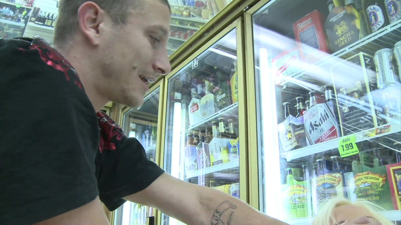 Dirty fantasy: Il fratellastro scopa la sorellastra nel negozio 24 ore su 24