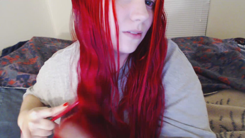 Scarlet Vixen: Uzun kızıl saçımı fırçalıyorum