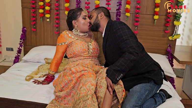 DesiHeat Studio: Razia Bhabhiは彼女のタイトな猫と処女の猫がクライアントによって犯されました