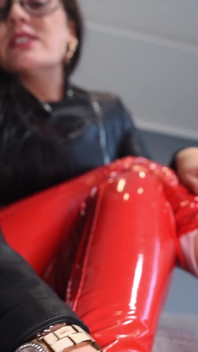 Gemene verbale en spuugende vernedering in latex en laarzen, pov