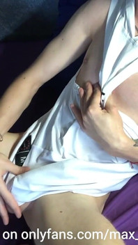 Jovem Twink se masturba e goza muito
