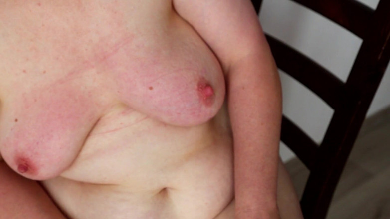 Bouncy Tits Action: Kopřivy a prsa