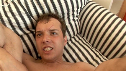 Gay Deluxe: Pohledný twink vyvrtaný zezadu