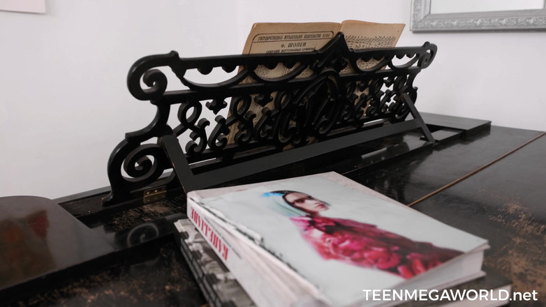 Teen Mega World: Orgasme sur piano à queue