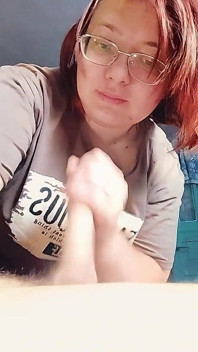 Amateur Freundin Blowjob Statt Kochen - Kurvige Brünette Mit Brille Lutscht Und Wichst Schwanz