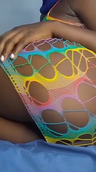 Sexy stiefdochter speelt met haar strakke poesje