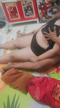En skam kvinna är ensam. Bjuder in en främling till sitt hus
