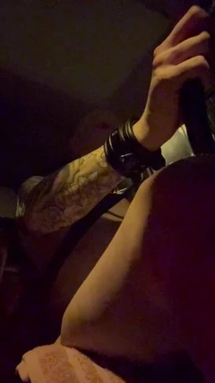 Nô lệ khỏa thân lái xe vào buổi tối