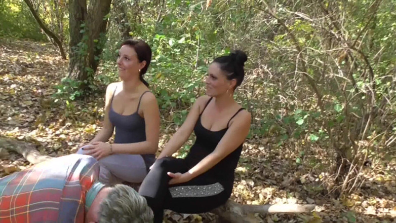 Foot Girls: Schuhanbetung im wald