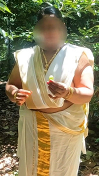 Kerala-Stil traditionelles set mundu, mädchen zieht sich im freien nackt aus und zeigt ihren sexy nackten körper.
