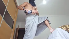 Schau dir meine sexy masturbation mit einem Fleshlight an und schau zu, wie ich schön am Fenster abspritzen komme.